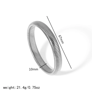Détail du bracelet extensible argenté avec un diamètre de 67 mm et 10 mm de large