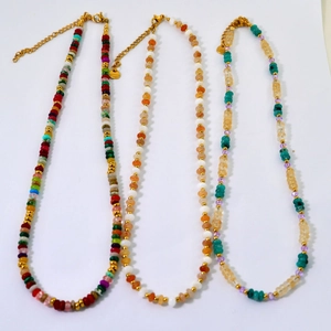 Collier perlé de luxe en or 18 carats avec pendentifs en pierre naturelle et fermoir mousqueton