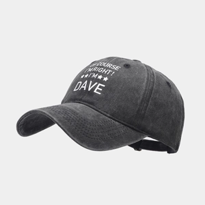 Détail d'une casquette en coton gris délavé avec broderie étoilée et lettrage blanc