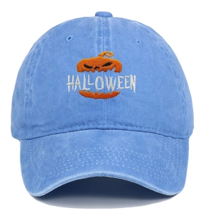 Detailaufnahme der Halloween-Kürbis-Stickerei auf einer blau gewaschenen Baumwollkappe