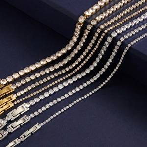 Dettaglio di bracciali tennis in finitura oro e argento con varie dimensioni di zirconi