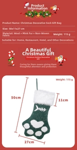 Détail de la chaussette de Noël tricotée verte avec motif de patte et dimensions du sac