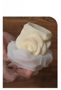 Moule à bougie rose en silicone montrant le démoulage facile de la bougie fleurie