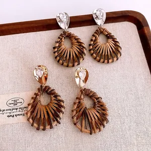 Boucles d'oreilles bohèmes en rotin et cristal avec bases en métal doré et argenté