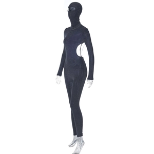 Détail d'un body noir scintillant à capuche avec découpe latérale et tissu brillant