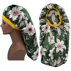Detailsicht der dunkelgrünen Satin-Schlafmütze mit Blumenmuster und gelbem Gummiband für Haare
