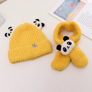 Simpatico set invernale per neonati con cappello e sciarpa a forma di panda giallo