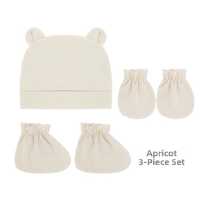 Vue détaillée à plat de l'ensemble 3 pièces bébé abricot avec bonnet, moufles et chaussettes