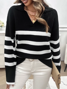 Dettaglio maglione a righe in maglia con scollo a V e colletto a maniche lunghe
