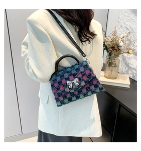 Détail du sac bandoulière en tweed arc-en-ciel avec un nœud en métal argenté