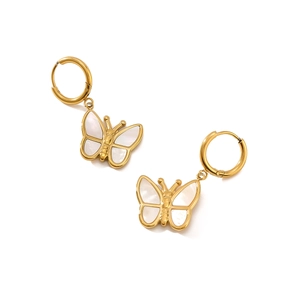 Boucles d'oreilles papillon en or 18K avec nacre blanche pour femme sur fond blanc épuré