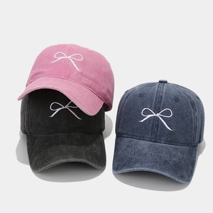 Berretti da baseball vintage lavati con ricamo a fiocco nei colori rosa, nero e blu