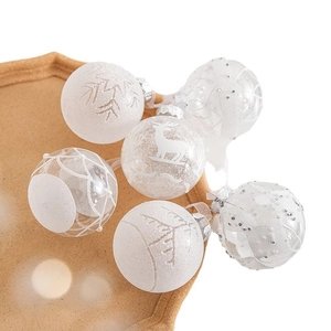 Boules de Noël blanches et transparentes avec motifs de flocons dans un plateau