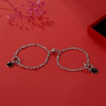 Bracciali di coppia magnetici con ciondolo a zampa in un set regalo rosso romantico