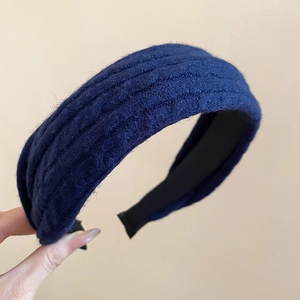 Texture détaillée du bandeau large en tricot bleu marine avec laine douce et doublure interne