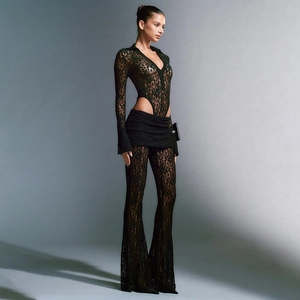 Detailansicht der schwarzen Spitzenhose für Damen mit floralem Muster und hoher Taille