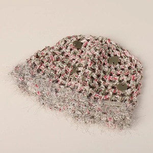 Détail du bonnet au crochet fait main avec paillettes argentées et bord en fourrure