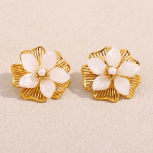 Detail von 18K vergoldeten Blumenohrringen mit weißen Muschelblüten und Perlenzentrum