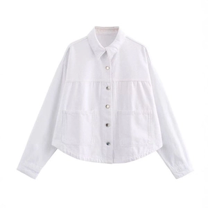 Giacca a camicia in denim bianco stile oversize con grandi tasche e bottoni metallici
