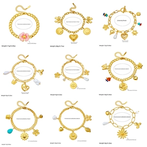 Collection de neuf bracelets en acier doré avec pendentifs cœur, fleur et pièces