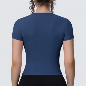 Vue arrière du t-shirt de yoga bleu foncé moulant montrant la texture du tissu premium