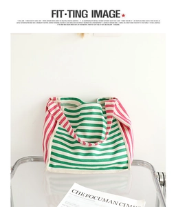 Dettaglio della borsa tote in tela a righe con motivo color block verde, bianco e rosso