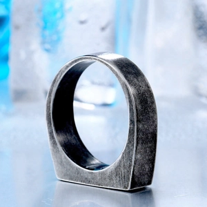Bague homme style industriel en acier titane brossé avec finition argentée vintage sur glace