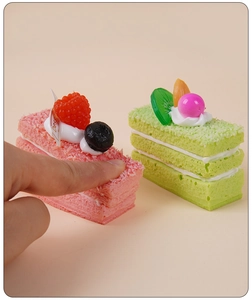 Vue détaillée de jouets de gâteaux mousse fraise et kiwi à rebond lent compressés