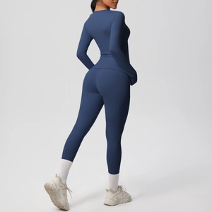 Vue arrière d'un ensemble de yoga bleu marine avec legging et haut à manches longues