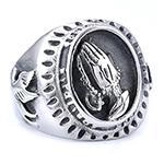 Detailansicht der betenden Hände und Flügelgravur auf einem Vintage Gothic-Ring