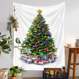 Dettaglio dell'arazzo con albero di Natale e ornamenti colorati su tessuto bianco
