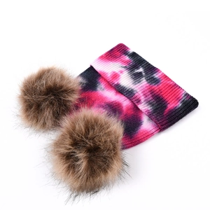 Détails du bonnet en tricot tie-dye avec deux pompons moelleux en fausse fourrure brune