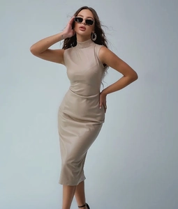 Détails du col montant et de la coupe sans manches sur robe midi en cuir PU beige