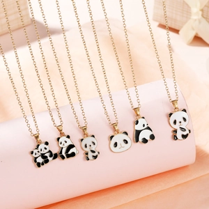 Collane dorate alla moda con ciondoli a forma di panda in smalto bianco e nero