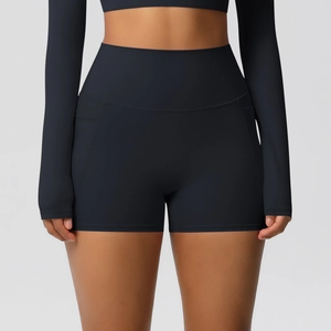 Détail du short de yoga taille haute avec poches latérales pratiques et coupe ajustée