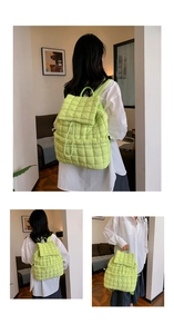 Zaino trapuntato verde lime con texture nuvola a sbuffo mostrato sulla modella