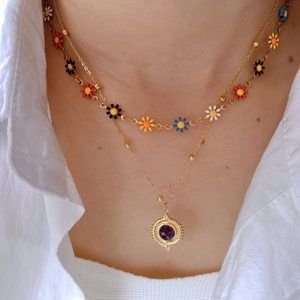 Collier doré à deux rangs avec choker marguerites colorées et pendentif pierre violette