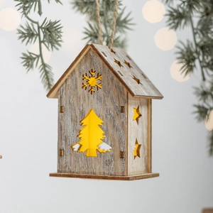 Casetta natalizia in legno luminosa con decorazioni a fiocco di neve e stelle intagliate