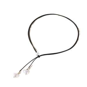 Collier en Y minimaliste en corde noire avec d'élégants pendentifs en perles de cœur pour femme