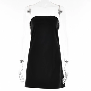 Robe courte sexy noire sans bretelles bustier moulante présentée sur un mannequin de studio