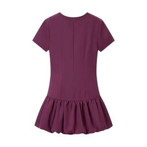 Robe violette à manches courtes avec col rond et ourlet bouffant pour un look élégant