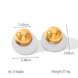 Vue détaillée des boucles d'oreilles bicolores en acier inoxydable avec mesures et poids