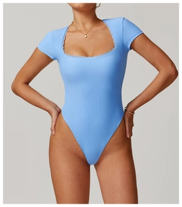 Dettaglio body yoga celeste a costine con scollo quadrato e finiture in pizzo eleganti