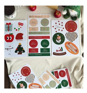 Vue détaillée du lot d'autocollants de Noël festifs avec motifs sur fond en peluche