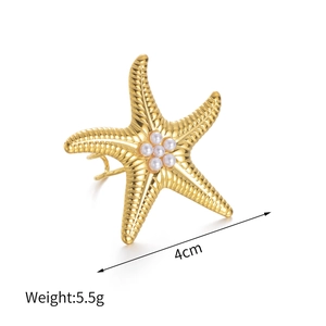 Macro-opname van een 18K vergulde zeesterring met een centrale cirkel van zes witte parels