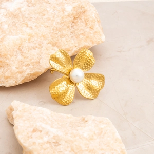 Elegant 18K gold plated stainless steel flower ring with pearl and hammered finish