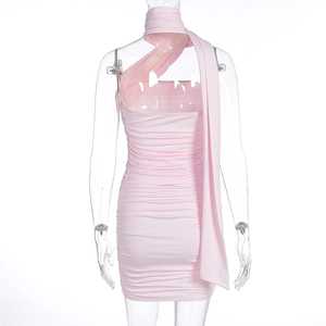 Vue arrière d'une robe moulante rose drapée avec un col licou et de longs rubans