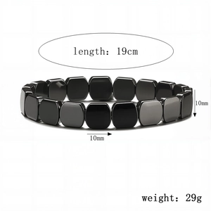 Détail des perles d'hématite noire de 10mm sur un bracelet élastique de 19cm de long