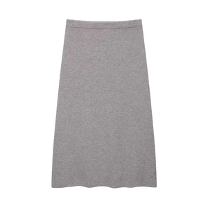 Damen Strickrock in Grau, schlichte mittellange Form mit feiner vertikaler Strickstruktur