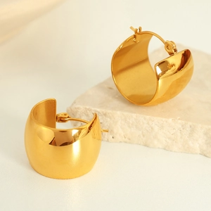 Boucles d'oreilles créoles larges dorées en forme de C avec finition polie brillante